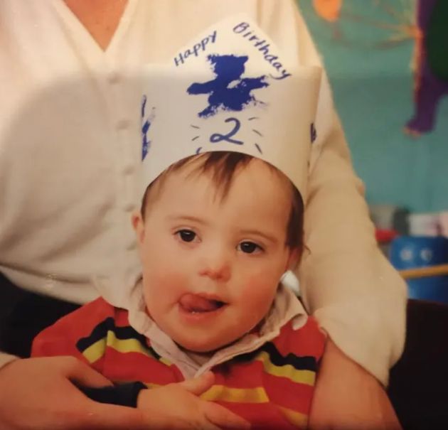 2歳の誕生日を祝うジョン（1998年）