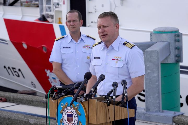 Ο πλοίαρχος, Τζέισον Νιούμπαουερ, επικεφαλής ερευνητής του αμερικανικού λιμενικού σε συνέντευξη Τύπου στη Βοστόνη, ανακοινώνει την έναρξη έρευνας για τα αίτια της ενδόρρηξης του βαθυσκάφους Titan.