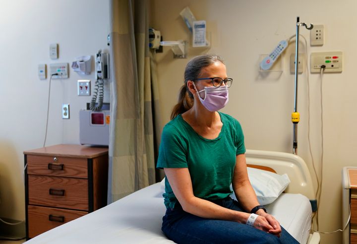 H ασθενής Κάθλιν Τζέιντ αναμένει για την χορήγηση της 3ης δόσης του πειραματικού εμβολίου κατά του καρκίνου του μαστού, στο Ιατρικό Κέντρο του Πανεπιστημίου της Ουάσιγκτον.