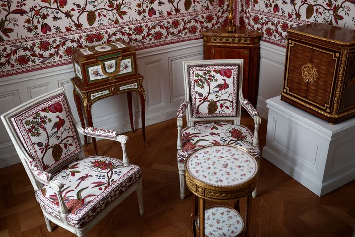 Επιπλα στο δωμάτιο "a la Reine" (Καθιστικό), πριν από την επαναλειτουργία του διώροφου διαμερίσματος της βασίλισσας της Γαλλίας Μαρίας-Αντουανέτας, μετά από αρκετά χρόνια έρευνας και εργασιών αποκατάστασης στο Chateau de Versailles (Παλάτι των Βερσαλλιών) στις Βερσαλλίες, Γαλλία, 19 Ιουνίου 2023.