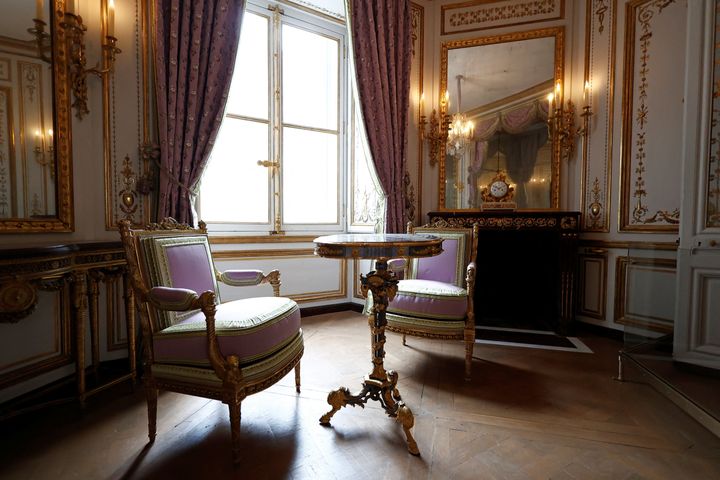 Το δωμάτιο Meridienne, πριν από την επαναλειτουργία του διώροφου διαμερίσματος της βασίλισσας της Γαλλίας Μαρίας-Αντουανέτας, μετά από αρκετά χρόνια έρευνας και εργασιών αποκατάστασης στο Chateau de Versailles (παλάτι των Βερσαλλιών) στις Βερσαλλίες, Γαλλία, 19 Ιουνίου 2023.