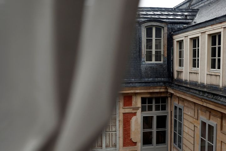 Μια άποψη δείχνει τα παράθυρα του διώροφου διαμερίσματος της βασίλισσας της Γαλλίας Μαρίας-Αντουανέτας, μετά από αρκετά χρόνια έρευνας και εργασιών αποκατάστασης, στο Chateau de Versailles (παλάτι των Βερσαλλιών) στις Βερσαλλίες, Γαλλία, 19 Ιουνίου 2023.
