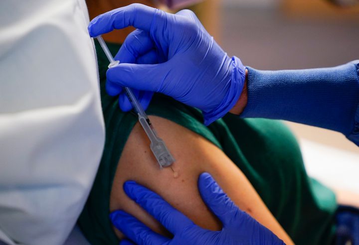 Η νοσοκόμα Έρικα Ομπρίταν χορηγεί την τρίτη δόση ενός πειραματικού εμβολίου κατά του καρκίνου του μαστού στην ασθενή Kάθλιν Τζέιντ στο Πανεπιστημιακό Νοσοκομείο της Ουάσιγκτον. Τρίτη, 30 Μαΐου 2023, Σιάτλ. (AP Photo/Lindsey Wasson)
