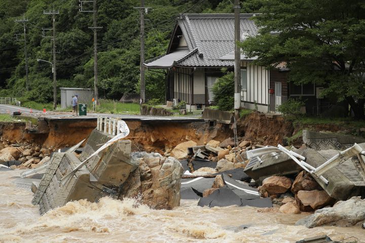 濁流に削られて崩壊した道路。東広島市から広島市安佐北区へと続いていた＝2018年7月7日、広島県東広島市