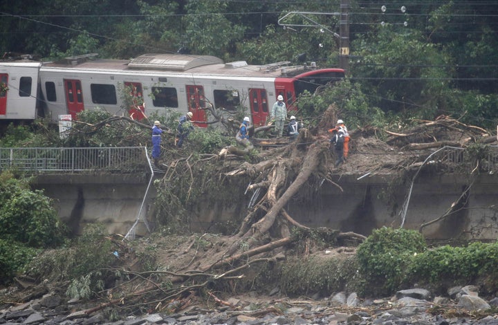 大雨による土砂崩れで脱線したJR筑肥線の列車＝2018年7月7日、佐賀県唐津市浜玉町