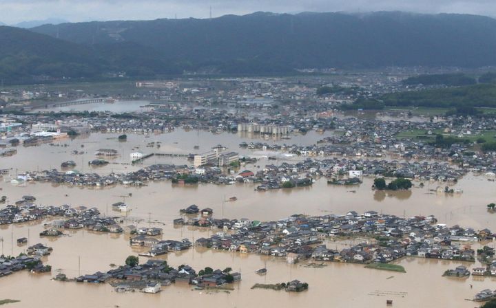大雨により浸水した街並み＝2018年7月8日、岡山県倉敷市上空（時事通信社ヘリコプターより）