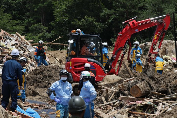 土砂崩れ現場で行方不明者を捜索する警察官ら＝2018年7月9日、広島県熊野町