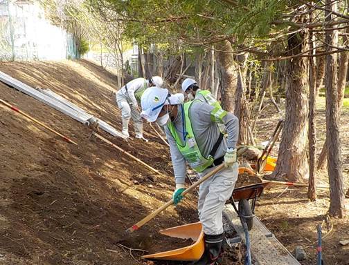 福島県富岡町で法面土壌を削り取り、除染作業をおこなう様子（2015年4月）