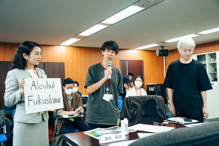 食をテーマにしたツアー「Alcohol Fukushima」を発表する、社会人チーム。福島の「地酒」に着眼するのは社会人ならではだと、アドバイザー陣からも好評を得ていた