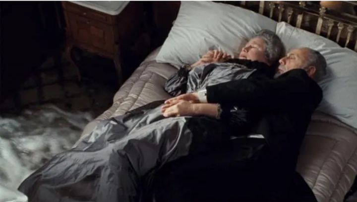 Η περίφημη σπαρακτική σκηνή με τον Λιού Πάλτερ να αγκαλιάζει σε ένα κρεβάτι τη σύζυγό του καθώς βυθίζεται ο Τιτανικός. 