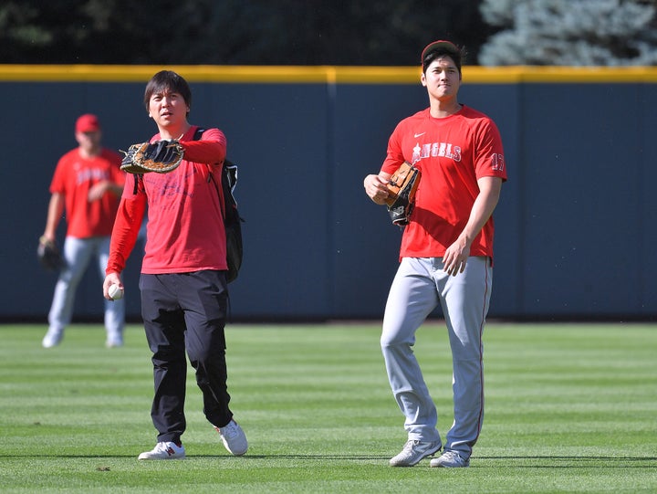 水原一平通訳（左）と大谷翔平選手