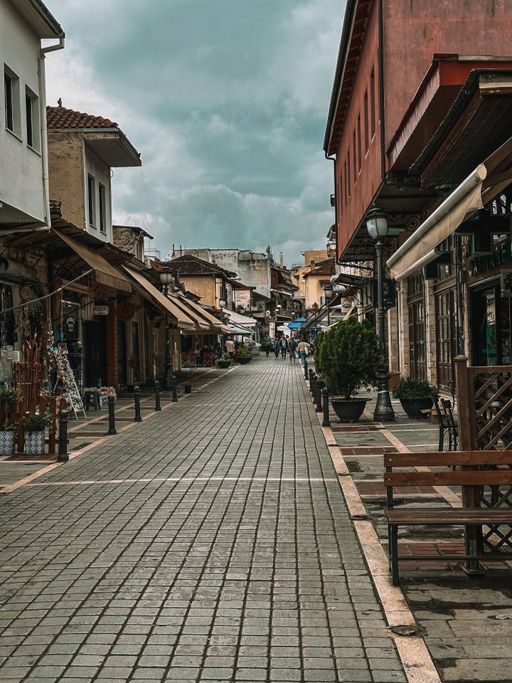 Πλακοστρωμένοι εμπορικοί δρόμοι μέσα στο κέντρο