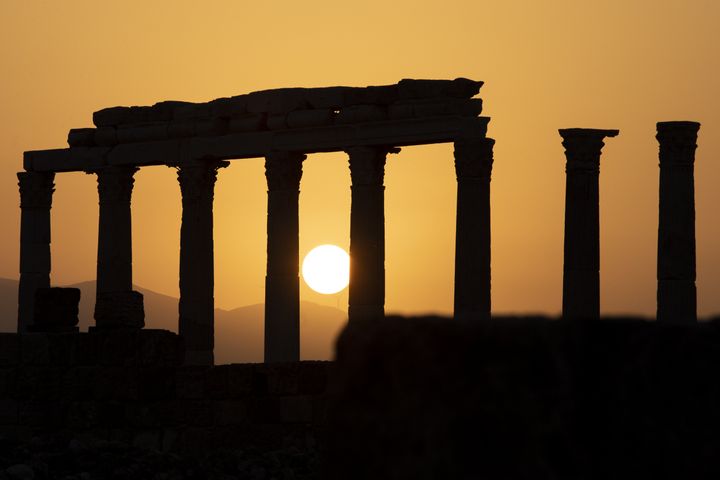 Μια άποψη της αρχαίας πόλης της Λαοδίκειας φαίνεται κατά τη διάρκεια του ηλιοβασιλέματος στο Ντενιζλί της Τουρκίας στις 19 Οκτωβρίου 2022.