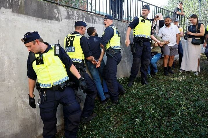 Αστυνομικοί επεμβαίνουν μετά τις αντιδράσεις του κόσμου καθώς διαδηλωτές καίνε το Κοράνι (δεν απεικονίζεται) έξω από το κεντρικό τζαμί της Στοκχόλμης στη Στοκχόλμη, Σουηδία 28 Ιουνίου 2023.