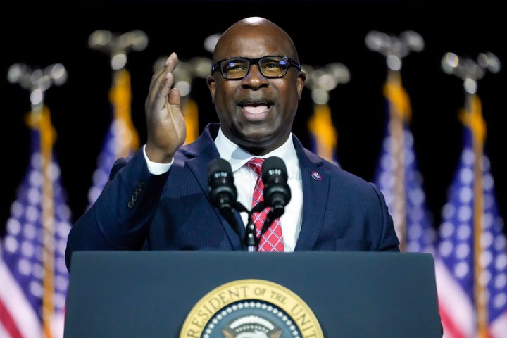 El representante Jamaal Bowman (DN.Y.) se dirige a la audiencia el 10 de mayo antes de que el presidente Joe Biden hable en SUNY Westchester Community College en Valhalla, Nueva York. Bowman planea introducir legislación para eliminar las admisiones heredadas en las universidades.