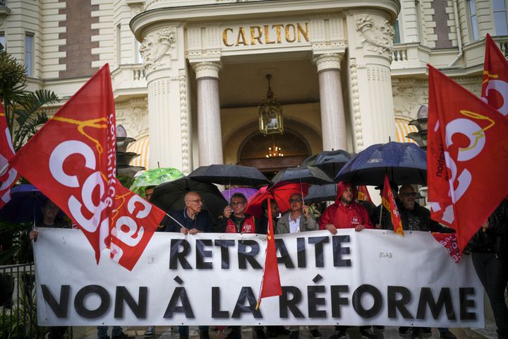 Ξενοδοχοϋπάλληλοι διαμαρτύρονται για τις συνταξιοδοτικές μεταρρυθμίσεις έξω από το ξενοδοχείο Carlton με πανό που γράφει "Όχι στη μεταρρύθμιση της σύνταξης" κατά τη διάρκεια του 76ου διεθνούς φεστιβάλ κινηματογράφου, Κάννες, νότια Γαλλία, Παρασκευή 19 Μαΐου 2023.