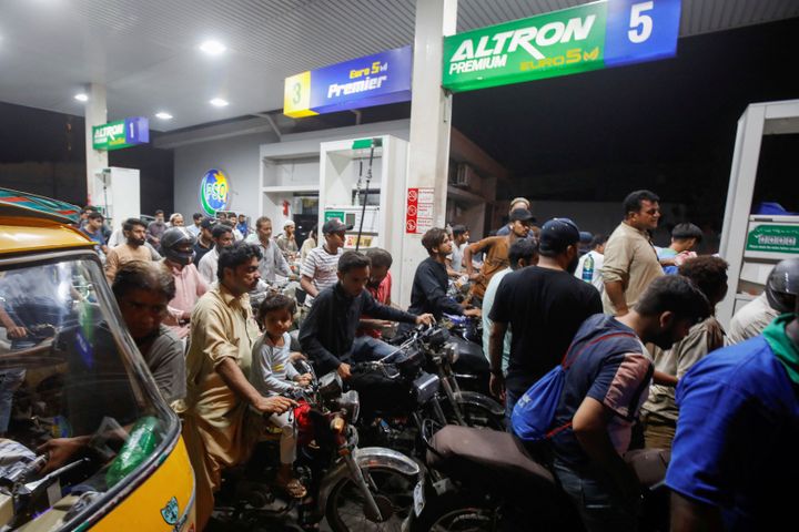 Ανθρωποι περιμένουν στην ουρά για να βάλουν βενζίνη, Καράτσι, Πακιστάν, 2 Ιουνίου 2022. 