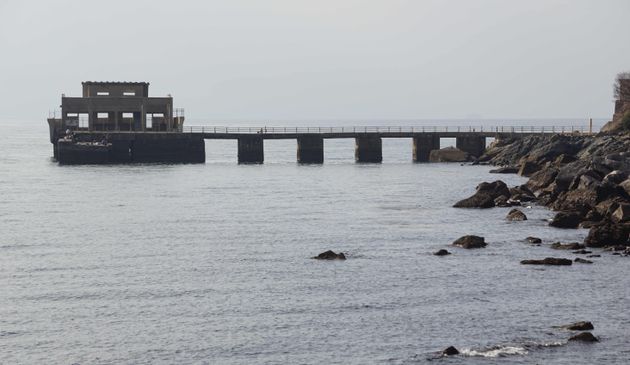 コンクリート製の回天訓練基地跡（山口県周南市の大津島）