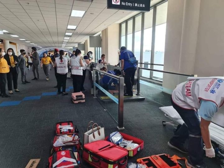 Ιατρικό προσωπικό βοηθάει μια γυναίκα στο αεροδρόμιο Don Mueang της Μπανγκόκ στην Ταϊλάνδη. Χρειάστηκε να ακρωτηριαστεί το πόδι της αφού κόλλησε σε κινούμενο διάδρομο.