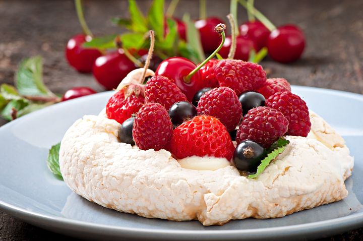 Cake Pavlova with cream and berries