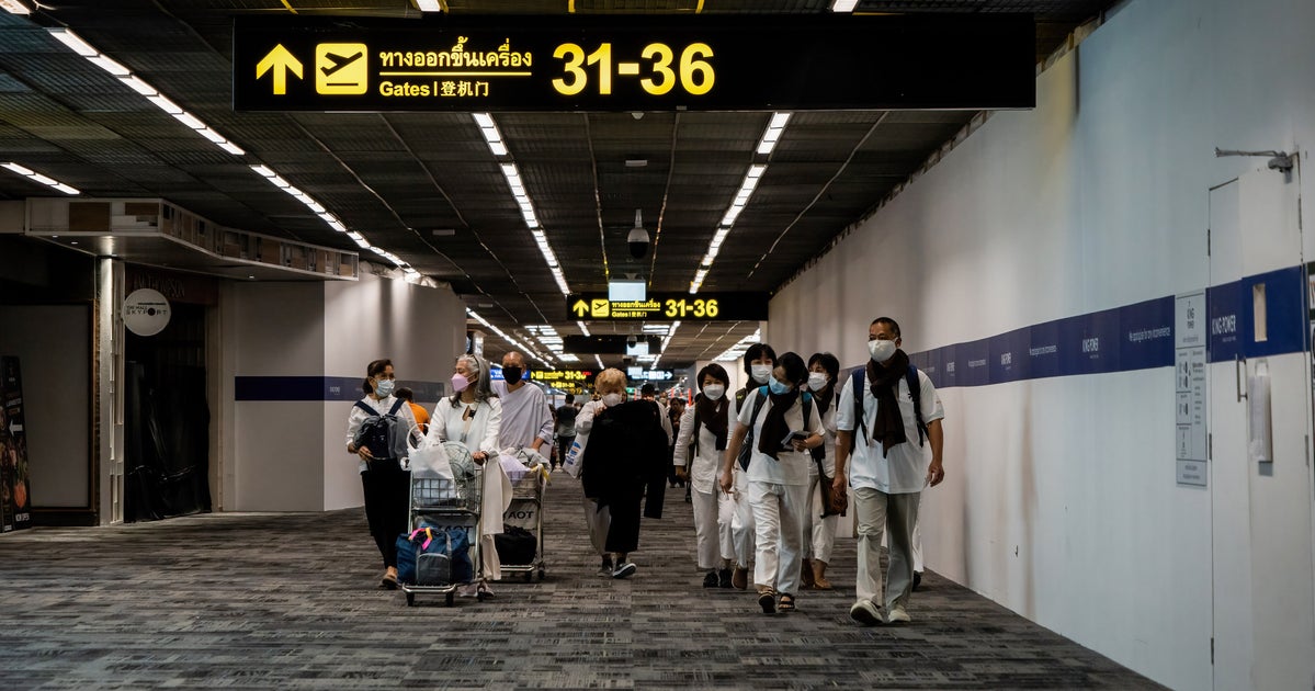 Das Bein einer Frau wird amputiert, nachdem sie unter einem Laufband in einem thailändischen Flughafen eingeklemmt war