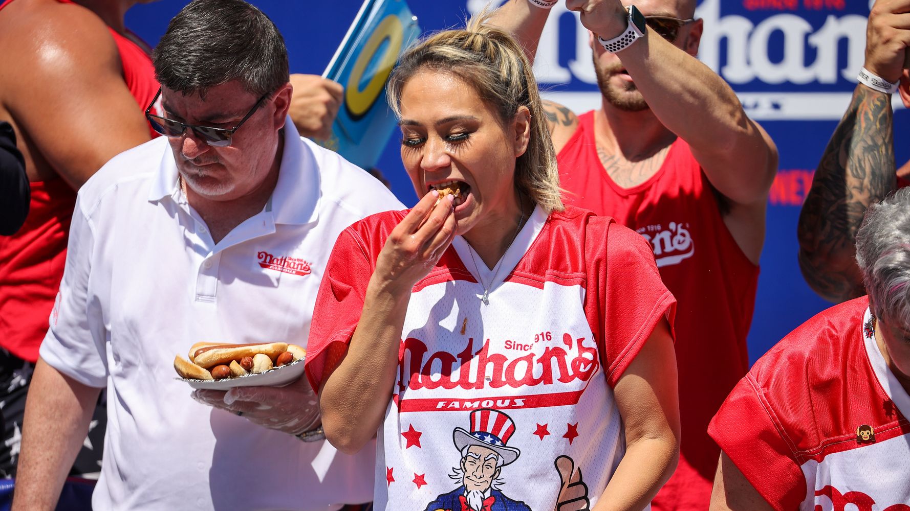 Peyton Manning eats chicken on ESPN 