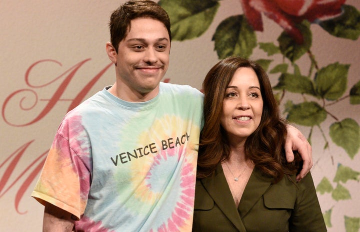 Davidson trouxe sua mãe ao palco para o episódio do fim de semana do Dia das Mães de 2021 de “SNL”.