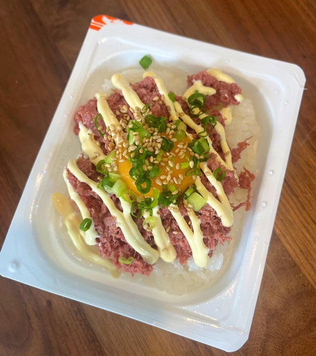 パックご飯で作るコンビーフのマヨ丼