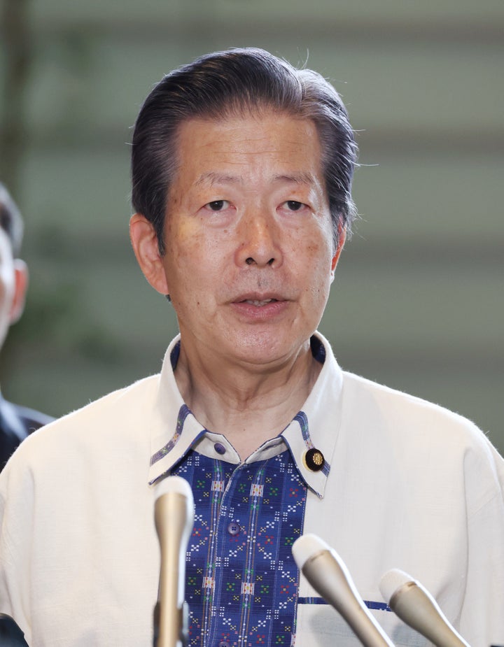 記者団の取材に応じる公明党の山口那津男代表（6月6日、首相官邸）