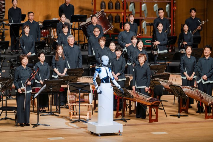 Το ρομπότ EveR 6 σε ρόλο μαέστρου της Εθνικής Ορχήστρας της Κορέας, 30 Ιουνίου, 2023, Σεούλ. National Theater of Korea/Handout via REUTERS THIS IMAGE HAS BEEN SUPPLIED BY A THIRD PARTY. MANDATORY CREDIT. NO RESALES. NO ARCHIVES