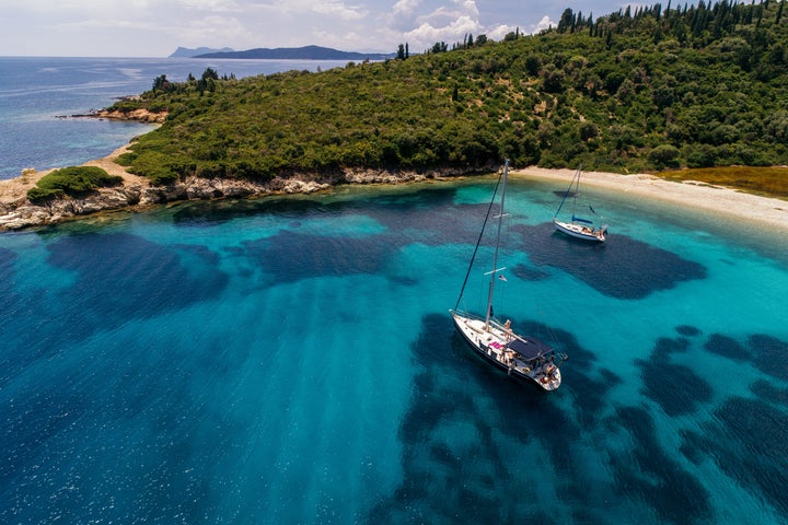 Το πανέμορφο Μεγανήσι με τα κρυστάλλινα γαλάζια νερά από ψηλά.