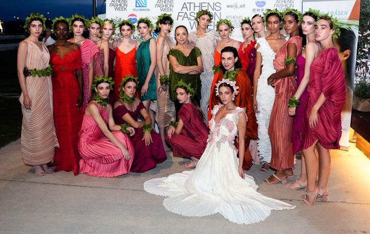 Η σχεδιάστρια μαζί με τα μοντέλα της στην πρόσφατη έκθεση μόδας στην Αθήνα 