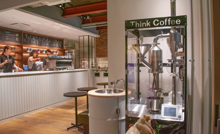 think coffee店内の様子。店内には焙煎機も