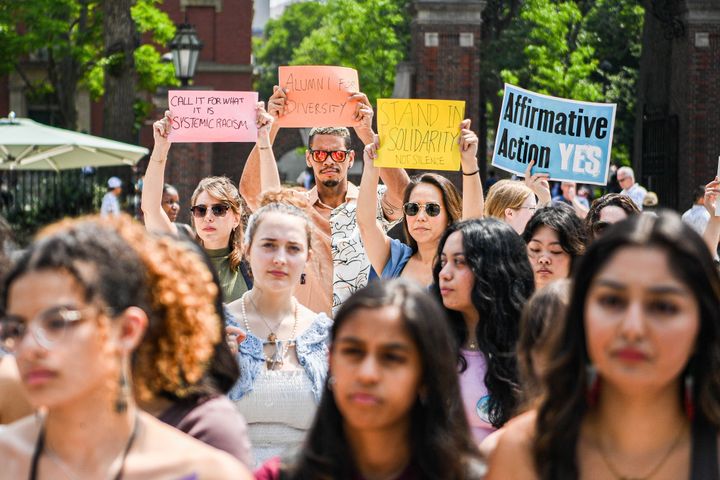 ハーバード大学で最高裁の判断に抗議し「アファーマティブ・アクションにイエス」などのサインを掲げる人々（2023年7月1日）