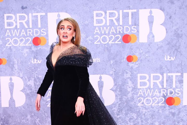 Η Αντέλ ποζάρει στους φωτογράφους κατά την άφιξη στα Brit Awards 2022 στο Λονδίνο την Τρίτη, 8 Φεβρουαρίου 2022. (Aπό Joel C Ryan/Invision/AP)