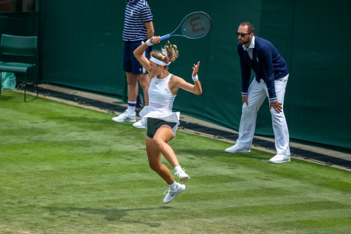 Victoria Azarenka purtând pantaloni scurți verzi în primul tur al meciului de simplu feminin de la Wimbledon