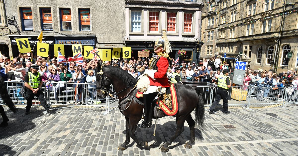 anti-monarchist-protesters-chant-not-my-king-as-scotland-marks-king