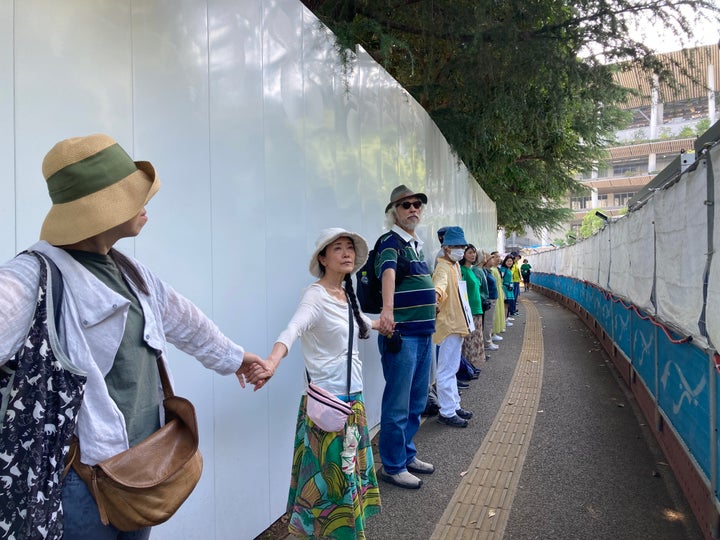 神宮外苑で6月25日に開かれた「ヒューマンチェーン」の抗議活動