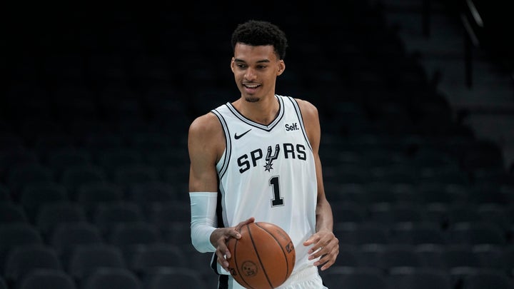 Victor Wembanyama, escolhido pelo San Antonio Spurs para a primeira rodada do draft de basquete da NBA, segura a bola após uma coletiva de imprensa introdutória em San Antonio no sábado, 24 de junho de 2023.