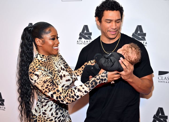 Keke Palmer (à esquerda) e Darius Jackson são fotografados com seu filho em abril.
