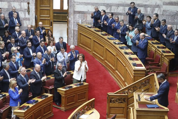Τα μέλη της ΚΟ της ΝΔ χειροκροτούν τον Κυριάκο Μητσοτάκη την ώρα που ανεβαίνει στο βήμα της Βουλής για τις προγραμματικές δηλώσεις