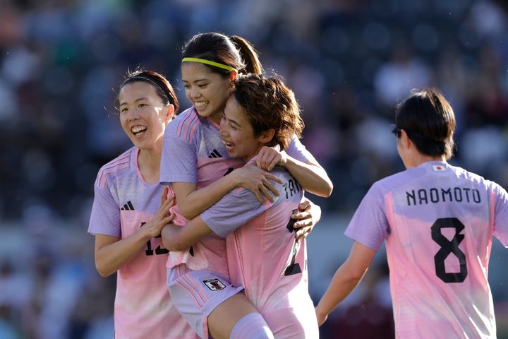 サッカー女子日本代表チームの選手たち＝2023年4月7日、ポルトガルとの親善試合で