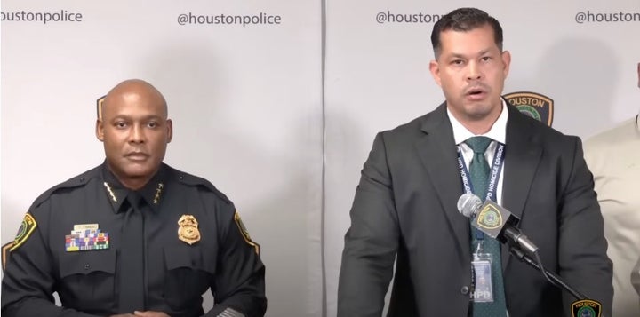 記者会見するヒューストン警察