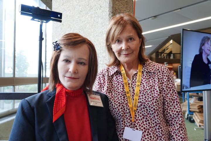 Το ρομπότ Ναντίν και η καθηγήτρια Νάντια Θάλμαν στη Γενεύη, 5/07/2023.