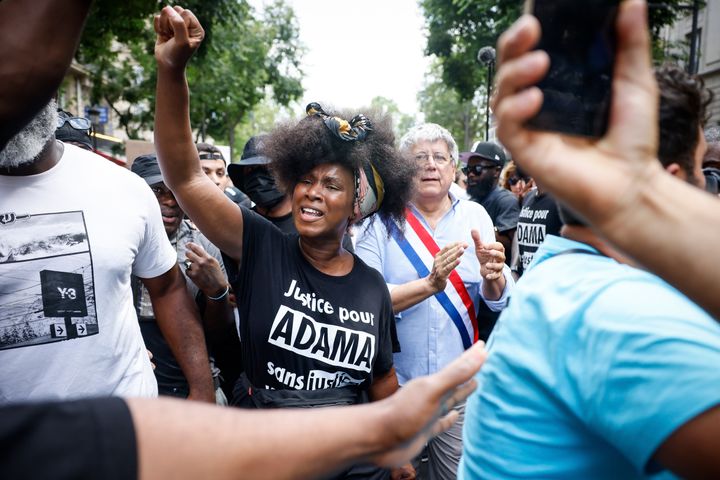 Η Ασα Τραορέ υψώνει τη γροθιά της κατά τη διάρκεια απαγορευμένης διαμαρτυρίας κατά της αστυνομικής βίας, το Σάββατο 8 Ιουλίου 2023 στο Παρίσι. 