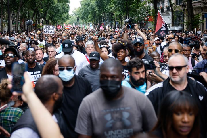 Άνθρωποι διαδηλώνουν κατά τη διάρκεια απαγορευμένης διαμαρτυρίας κατά της αστυνομικής βίας, Σάββατο 8 Ιουλίου 2023 στο Παρίσι.