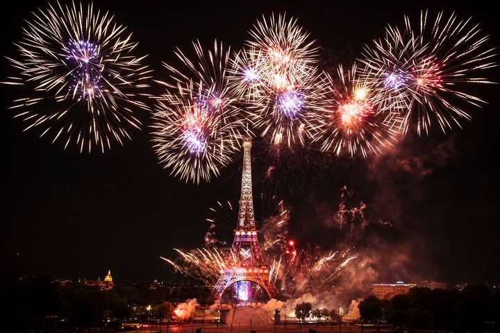 Πυροτεχνήματα φωτίζουν τον Πύργο του Άιφελ στο Παρίσι κατά τη διάρκεια του εορτασμού της Ημέρας της Βαστίλης αργά την Πέμπτη 14 Ιουλίου 2022.