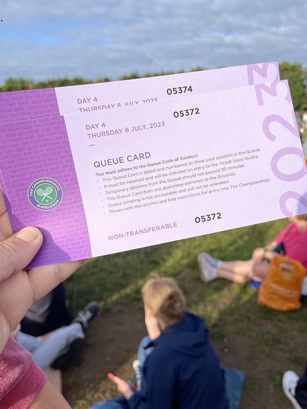 Η αριθμημένη «Queue card» (στα ελληνικά...πήρα «νουμεράκι») είναι το πρώτο βήμα. Οι επίσημες και αυστηρές οδηγίες για τη χρήση της, σε κάνουν να αισθάνεσαι ότι βρίσκεσαι «με το ένα πόδι μέσα» από τη στιγμή που την παίρνεις στα χέρια σου.