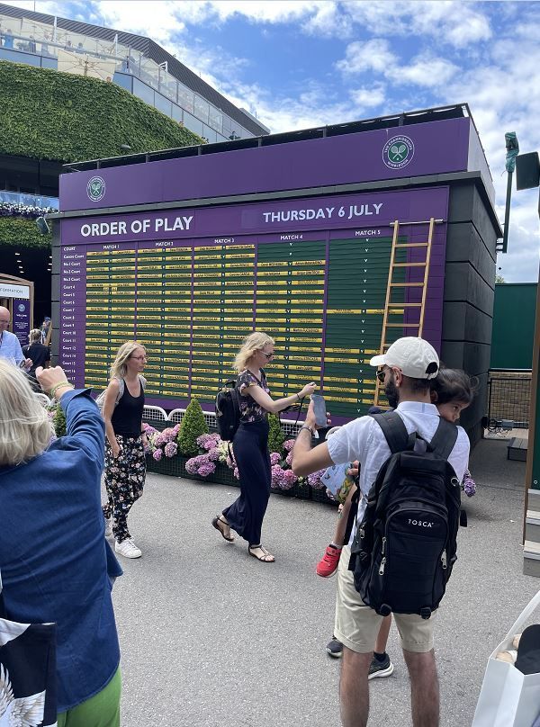 Η πρώτη εικόνα που αντικρίζεις μπαίνοντας στο Wimbledon Park. Ο πίνακας με τα ονόματα των αγωνιζομένων, παραδοσιακής κοπής... Δεξιά διακρίνεται η σκάλα με την οποία ανεβαίνει κάθε τόσο κάποιος για να αναρτήσει το αποτέλεσμα ενός αγώνα.