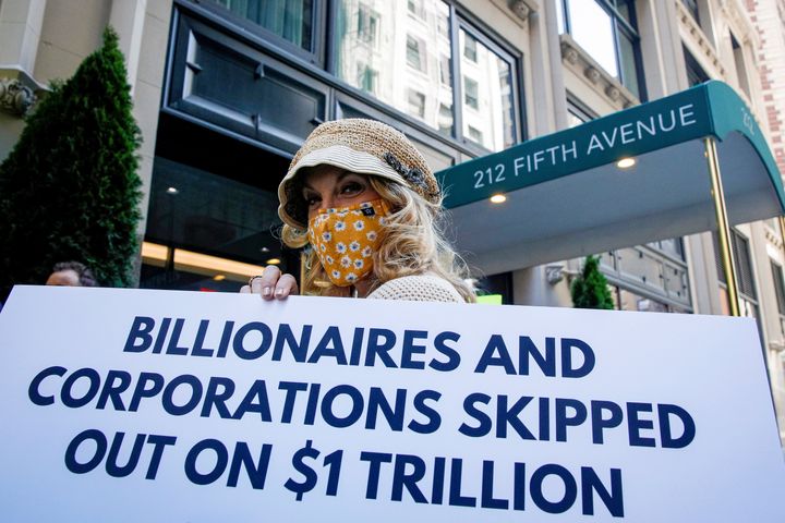 Μέλη των Patriotic Millionaires σε διαμαρτυρία έξω από το σπίτι του Τζεφ Μπέζος στη Νέα Υόρκη, με αίτημα να πληρώσει το δίκαιο μερίδιό του στους φόρους.